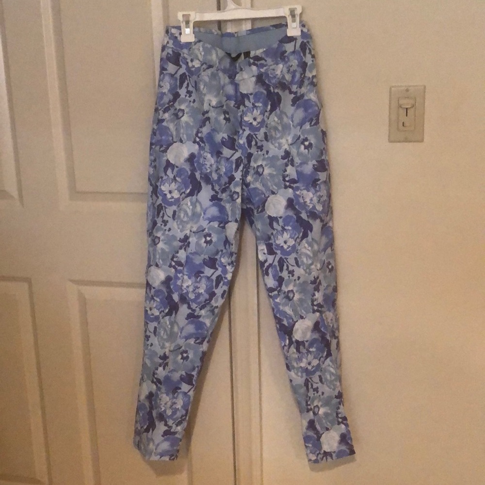 Isaac Mizrahi Pull on Ankle Blue Floral Pants SZ 2